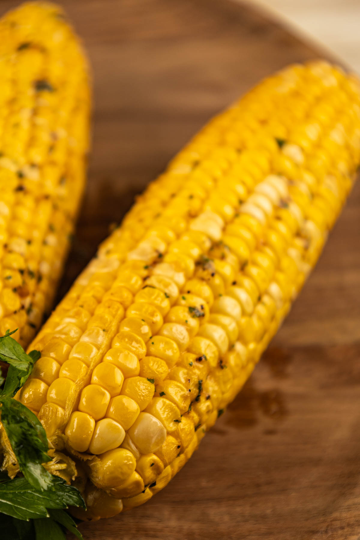 Smoked corn on the cob, with a golden-brown finish and hints of spices.